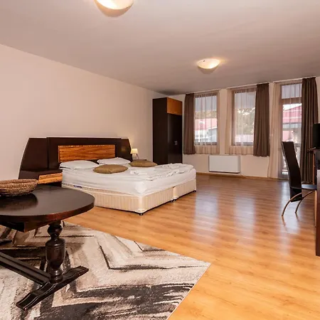 за гости евелин Aparthotel 3*